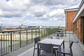 Outdoor dining - Luxus-apartment mit Galerieschlafzimmer, Dachterrasse und Einmaligem Hafenblick! (Hansestadt Wismar)