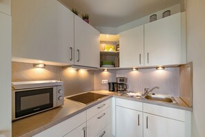 Fridge, stovetop, coffee/tea maker, toaster - Strandnahe und Hundefreundliche Ferienwohnung mit Balkon an der Nordsee (Nordseeheilbad Schillig)