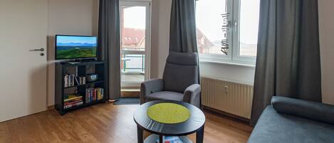 Una televisión, un reproductor de DVD, libros, una biblioteca de música