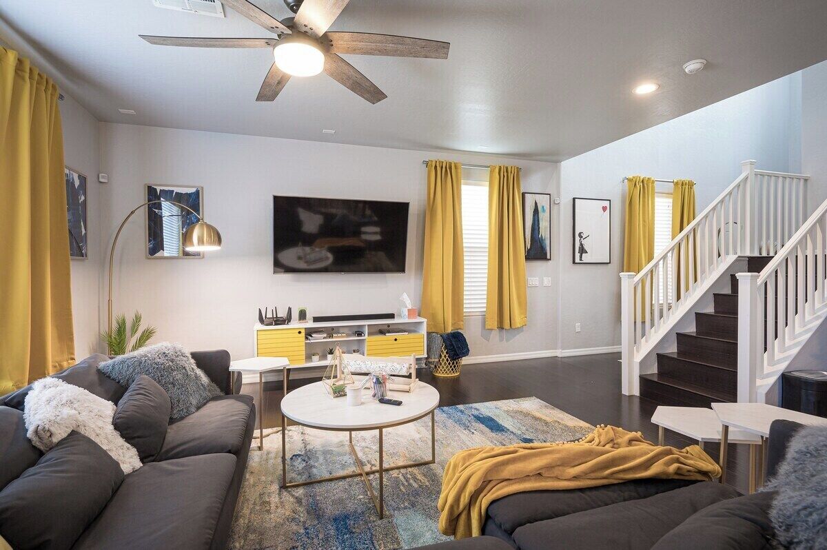 Work and Play: Pet-Friendly Retreat with Workspace