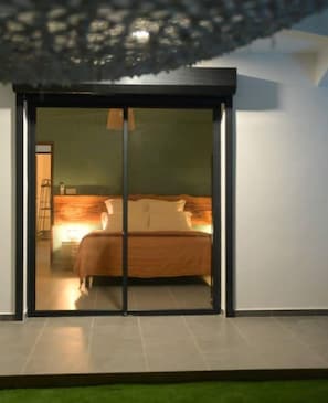 2 bedrooms, desk, WiFi, bed sheets
