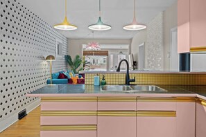 冰箱、微波炉、烤箱、炉灶