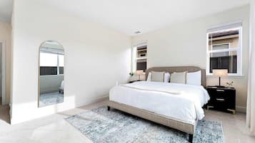 4 slaapkamers, een bureau, een strijkplank/strijkijzer, reisbedje