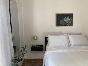 2 bedrooms, desk, WiFi, bed sheets