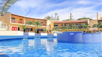Apartamento luxo, 2 quartos, 2 banheiros, no piso térreo | Piscina | 2 piscinas externas