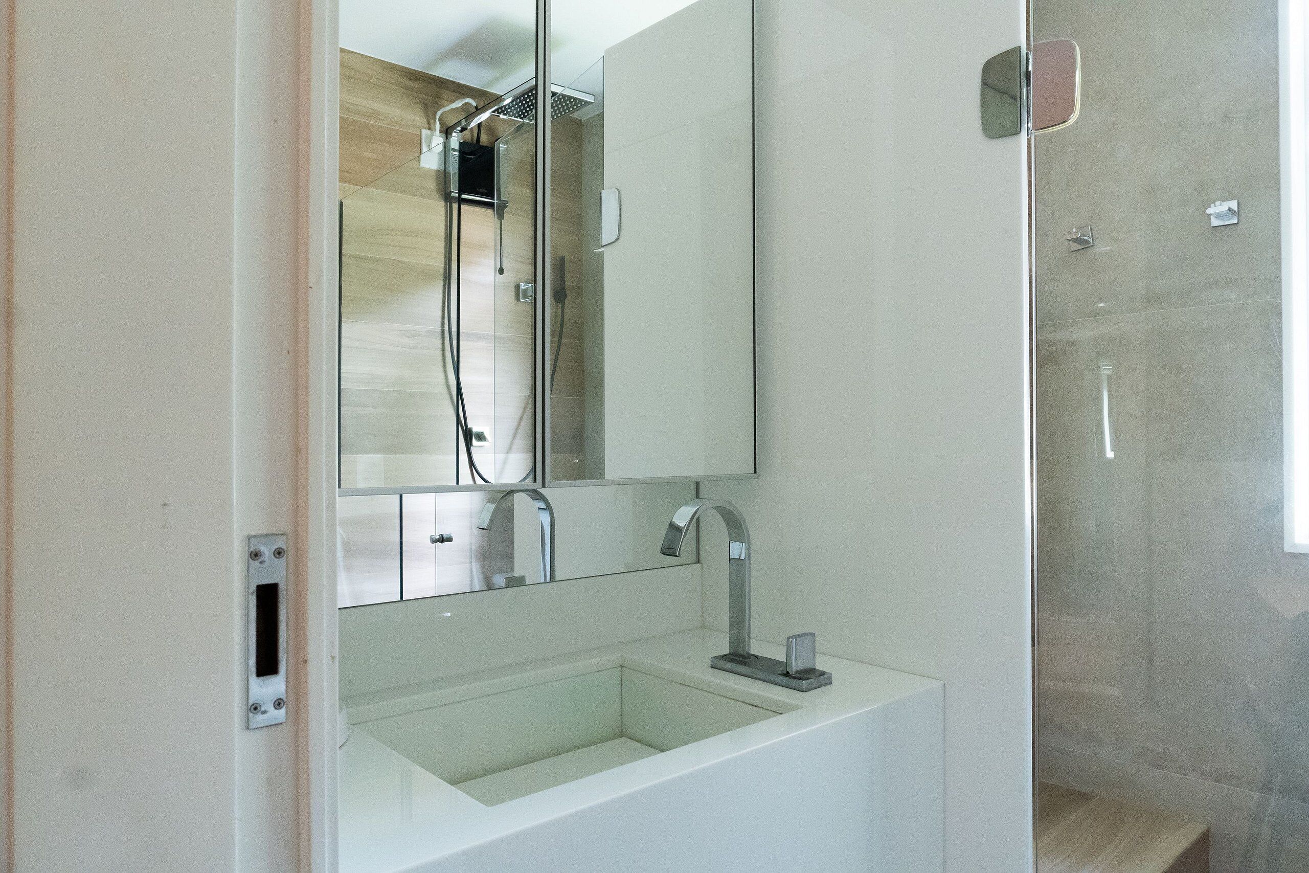 Apartamento luxo, 2 quartos, 2 banheiros, no piso térreo | Banheiro | Chuveiro, secador de cabelo, toalhas de banho 
