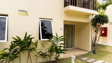 Apartamento luxo, 2 quartos, 2 banheiros, no piso térreo | Detalhe da fachada