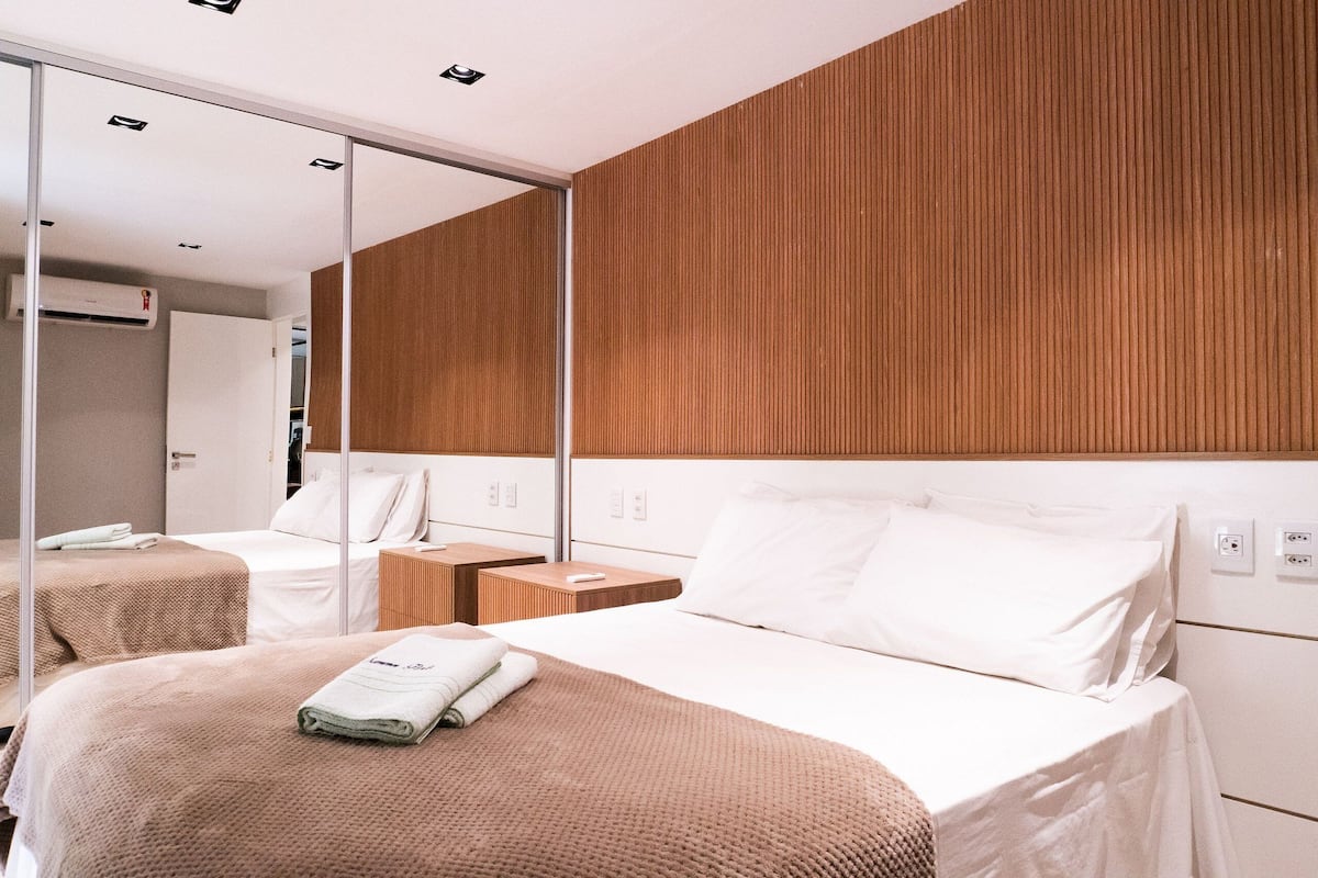 Deluxe-Apartment, 2 Schlafzimmer, 2 Bäder, Erdgeschoss | 1 Schlafzimmer, Bügeleisen/Bügelbrett, kostenloses WLAN, Bettwäsche