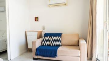 Classic Apartment | Ruang tamu | 43 inci televisyen plasma dengan satelit, TV