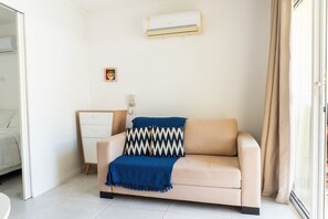 Classic-Apartment | Wohnbereich | 43-Zoll-Plasmafernseher mit Satellitenempfang, Fernseher