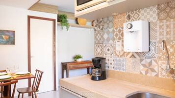 Apartamento conforto | Cozinha privada | Geladeira, micro-ondas, talheres/pratos/utensílios de cozinha