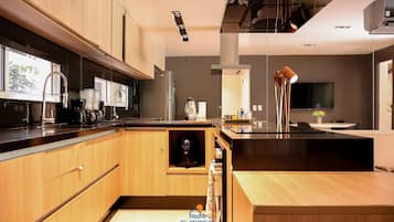Departamento Deluxe, 2 habitaciones, 2 baños, planta baja | Cocina privada | Refrigerador, microondas, utensilios de cocina y artículos de limpieza