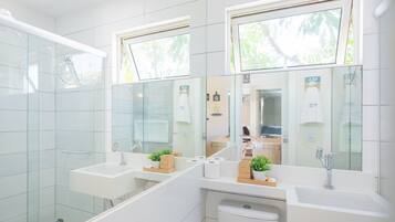 Elite-Apartment | Badezimmer | Dusche, Haartrockner, Handtücher