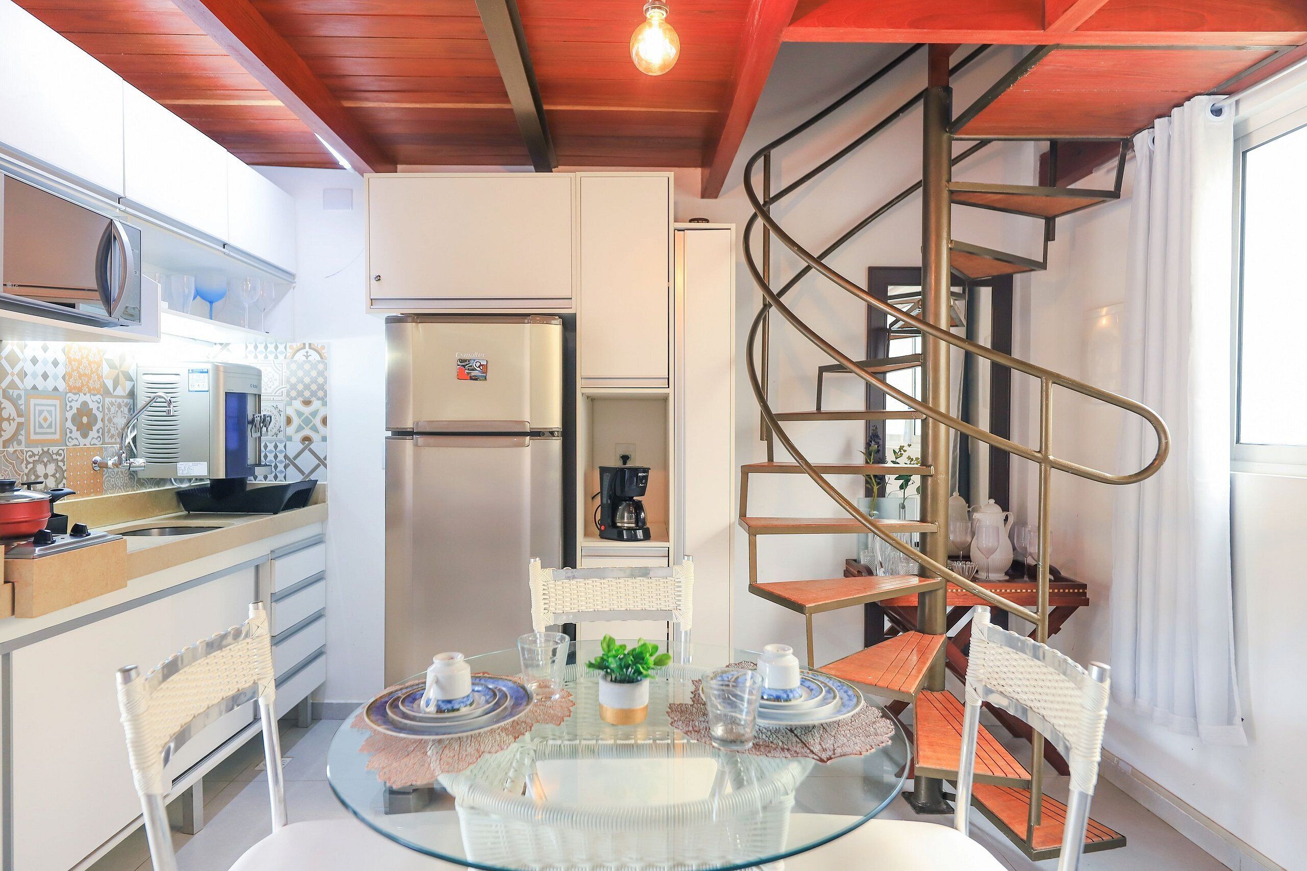 Apartamento familiar | Cocina privada | Frigorífico, microondas, utensilios de cocina y artículos de limpieza