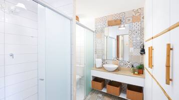 Appartement | Badkamer | Een douche, een haardroger, handdoeken