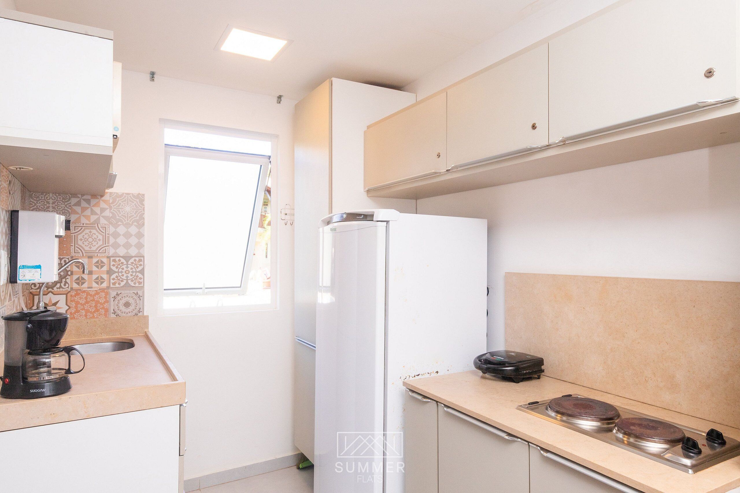 Departamento Confort | Cocina privada | Refrigerador, microondas, utensilios de cocina y Artículos de limpieza 