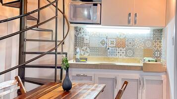 Apartamento básico | Cozinha privada | Geladeira, micro-ondas, talheres/pratos/utensílios de cozinha