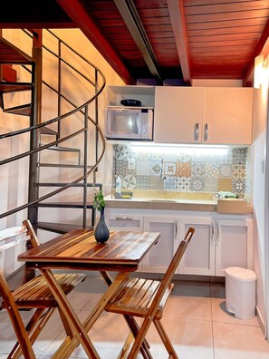 Refrigerador, microondas, utensilios de cocina, artículos de limpieza