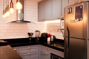 Refrigerador, microondas, utensilios de cocina, artículos de limpieza