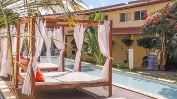 2 outdoor pools