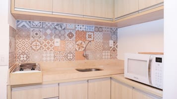 Suite | Private kitchen | Fridge, microwave, cookware/dishes/utensils, cleaning supplies