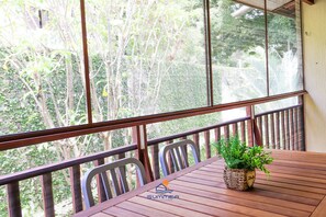 Classic Apartment | Outdoor dining