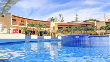 2 outdoor pools
