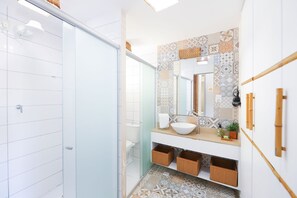Apartment | Badezimmer | Dusche, Haartrockner, Handtücher