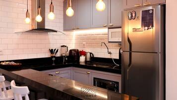 Apartamento | Cozinha privada | Geladeira, micro-ondas, talheres/pratos/utensílios de cozinha