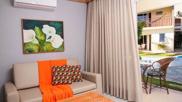 Apartamento conforto | Área de estar | TV de plasma 43 polegadas com canais via satélite, TV