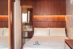 A bedroom with a wooden headboard, a bed with white bedding, and a nightstand. - Solar Água Pipa- Summer Pipa (Tibau do Sul)