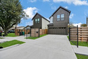 Exterior - ModernHTX|Sleeps 9|Pet&Family (Houston)
