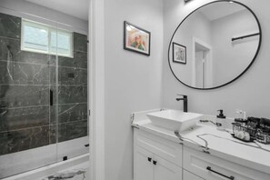 Shower, hair dryer, bidet, towels - ModernHTX|Sleeps 9|Pet&Family (Houston)