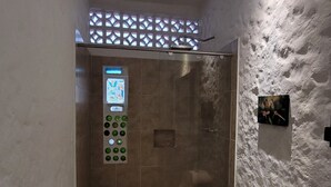 A bathroom with a toilet, a shower, and a sink. - Toukan Hostel (Pereira)