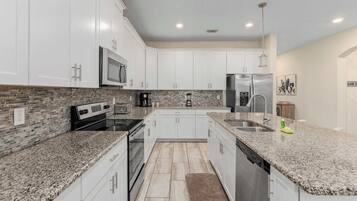 Kjøleskap, mikrobølgeovn, ovn og kokeplater