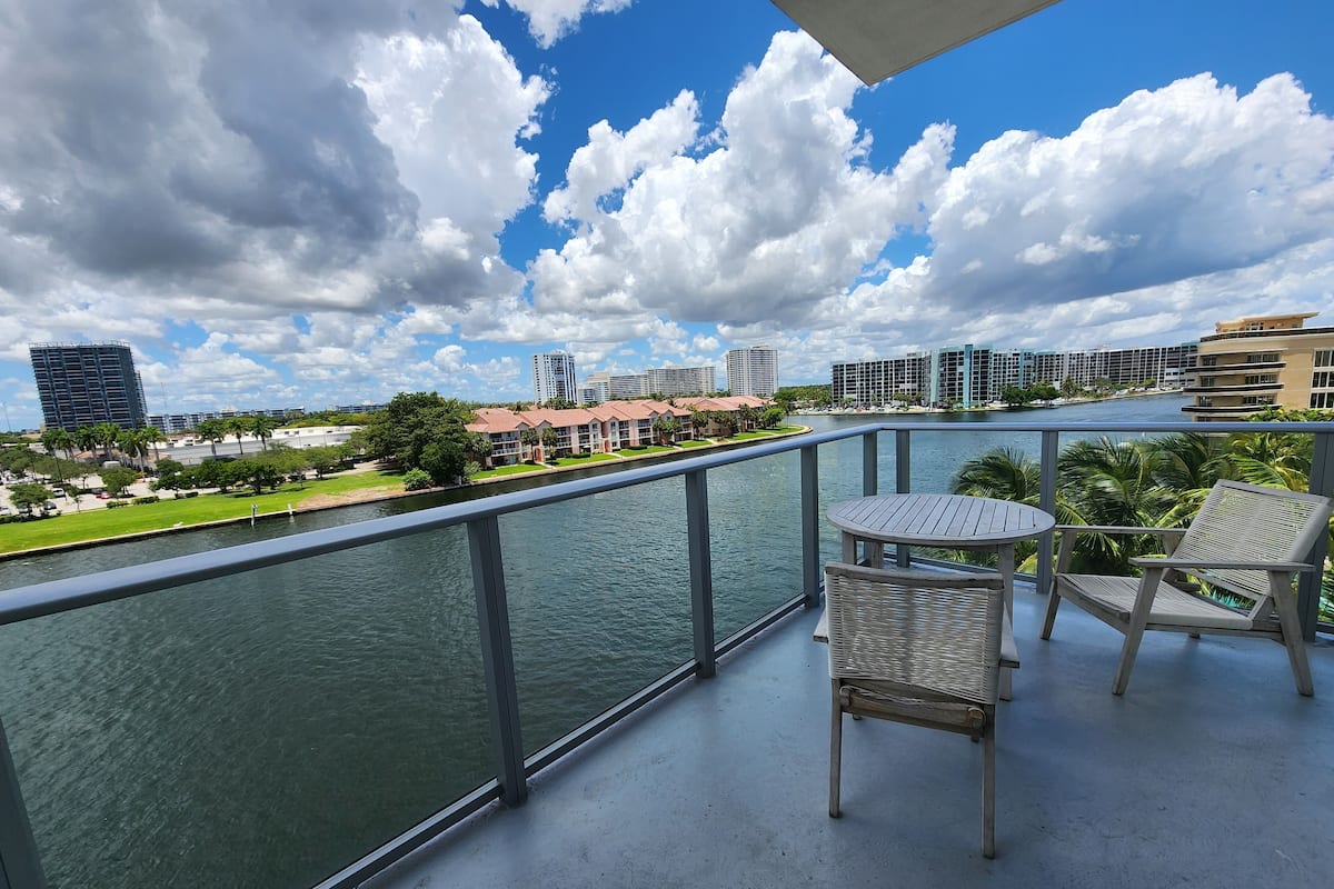 Appartamento panoramico, vista canale | Vista balcone