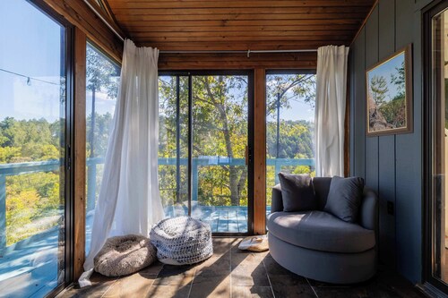 Riverfront Dog Friendly Cabin with Mountain Views