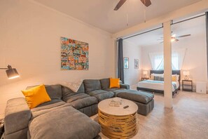 Fernseher, Kamin, Arbeitsbereiche