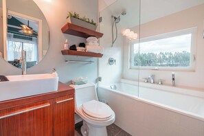 Badewanne, Haartrockner, Handtücher