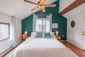 4 chambres, bureau, fer et planche à repasser, lit de bébé portatif