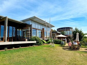Outdoor dining - Safety Beach Holiday House. 3 minutes to the sand (Safety Beach)