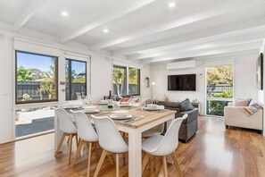 Dining - Safety Beach Holiday House. 3 minutes to the sand (Safety Beach)