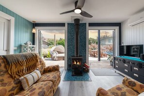 TV connectée, cheminée, Netflix, livres