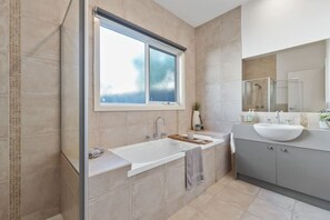 Bathtub, hair dryer, towels - Seaford Luxe - Cosy meet luxury - Netflix- Heating (Seaford)