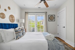 4 habitaciones, escritorio, tabla de planchar con plancha y wifi