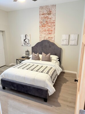 4 makuuhuonetta, työpöytä, silitysrauta/-lauta, Wi-Fi