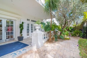 Exterior detail - SOUTH BEACH, SOFI, Minutes From Beach! (Miami Beach)