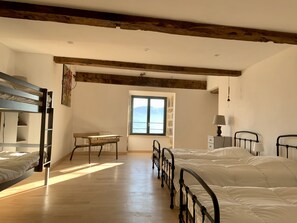 6 bedrooms, free WiFi, bed sheets