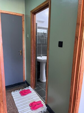 Douche, bidet, serviettes fournies, savon