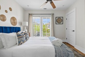8 bedrooms, desk, iron/ironing board, WiFi - Downtown Duplex - Spring St (Charleston)